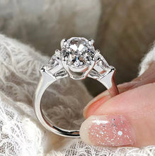 Charger l'image dans la galerie, Oval shaped three stone design