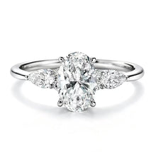 Charger l'image dans la galerie, Oval shaped three stone design