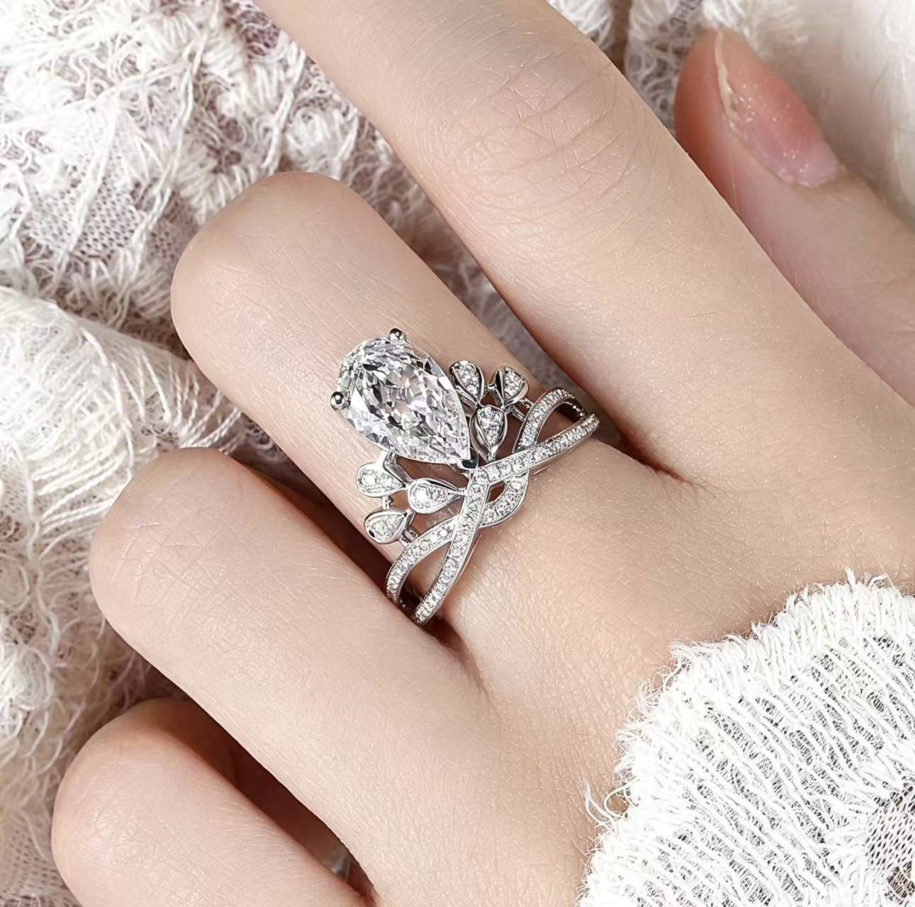 Crown droplet shaped platinum ring